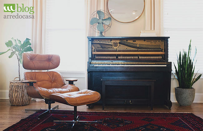 Angolo relax classico con pianoforte e poltrona moderna di design