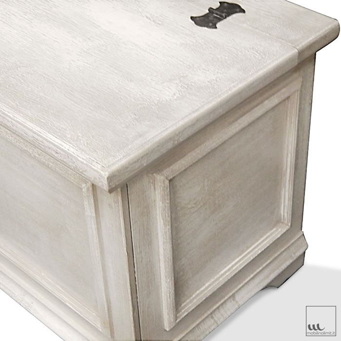 dettaglio cassapanca shabby-chic bianca
